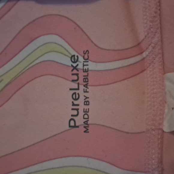 Fabletics; Oasis twist sports bra and pureluxe high waisted 6" shorts. Size L - Picture 4 of 8